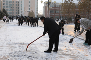 大雪无情人有情，师生齐心抗严寒