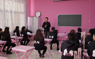 黄超，2015年畜牧兽医专业毕业，毕业后进入北京恩宠天地商贸有限公司，现担任公司下属北京恩宠天地美容师培训公司董事长，年薪10～12万元。