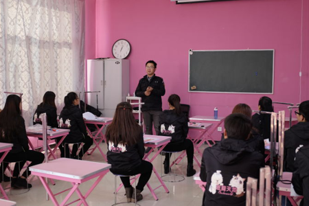 黄超，2015年畜牧兽医专业毕业，毕业后进入北京恩宠天地商贸有限公司，现担任公司下属北京恩宠天地美容师培训公司董事长，年薪10～12万元。