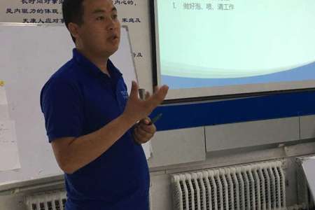 陈新荣,2013年饲料与动物营养专业毕业，先后担任新疆大北农牧业科技有限责任公司大区经理与新疆天康饲料有限公司销售主任，年薪20多万元。