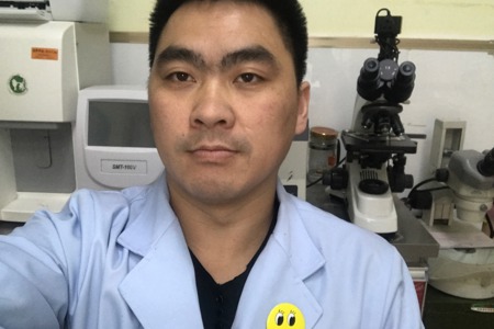 黄剡鸿，2006年畜牧兽医专业毕业，2004-2007年师从beat365高啟贤教授、甘肃省农业大学叶得河教授， 2007年创办兰州市安宁宝芝灵动物医院，2009年创办兰州市西固宝芝灵动物医院分院，担任经理职务。目前资产已达500多万，年收入40多万。